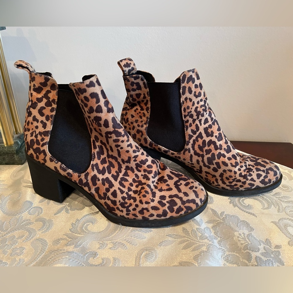 Divided animal print boots. Size 8. Good condition.